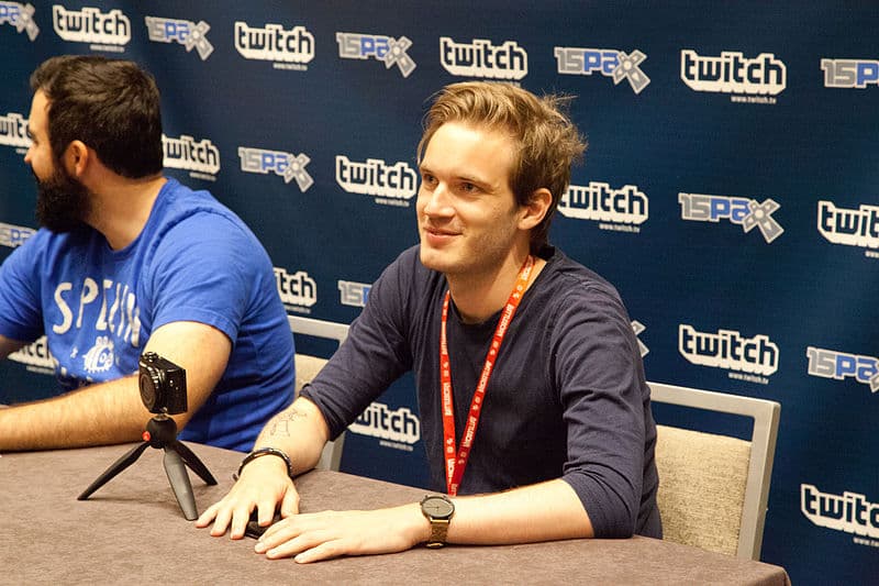 แฟนๆ PewDiePie สามารถแฮกสมาร์ททีวีได้จากการรีโมทย์  เพื่อเล่นวิดีโอเกี่ยวกับความไม่ปลอดภัยของ IoT